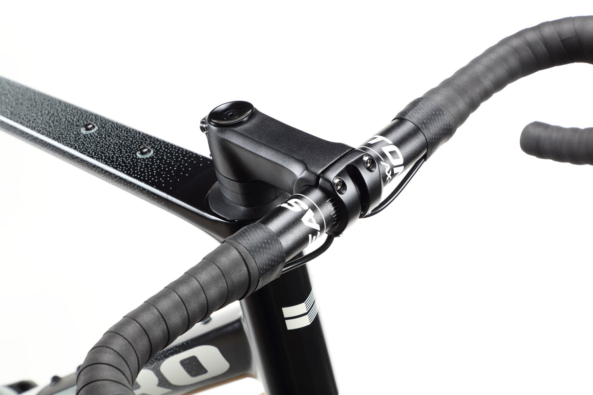 Haro Buzzard Carbon 2 – gravelowy rower z karbonową ramą i napędem SRAM Apex