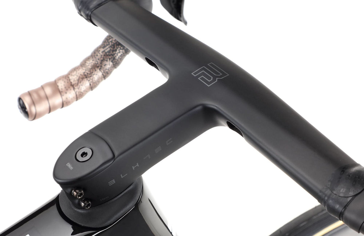 Rivette Carbon Top Shelf – Wyścigowa Maszyna z Włókna Węglowego | Ride Hub