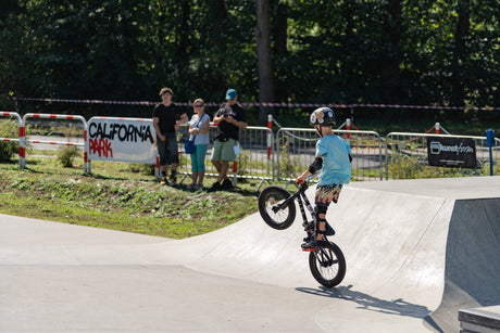 Jak bezpiecznie jeździć na skateparku od startu
